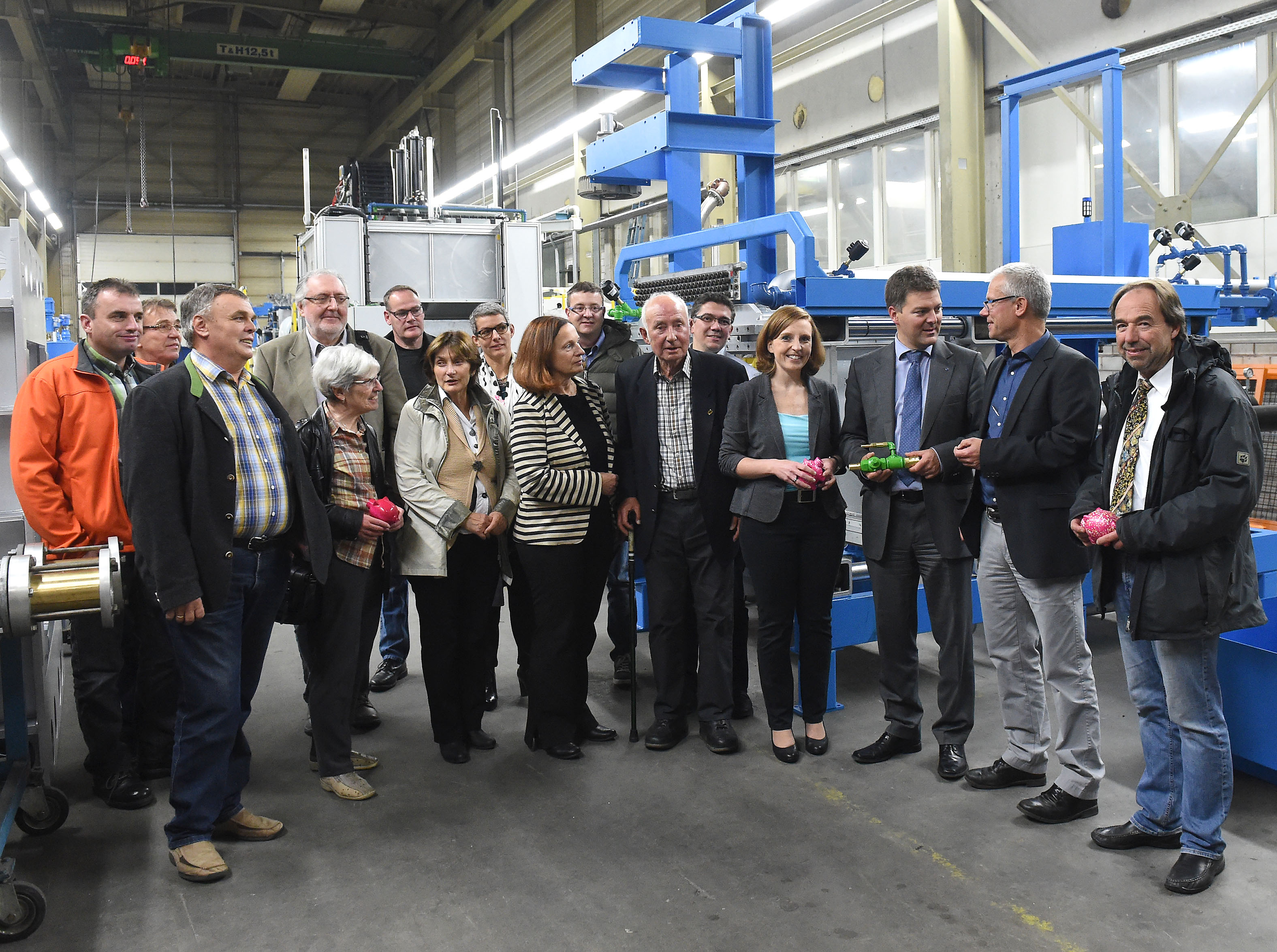 Eindrucksvolle Maschinen Produktionsabläufe präsentierte Geschäftsführer Wolfgang Teubert (2. von rechts) den Mitgliedern des CDU-Kreisverbandes mit dem Vorsitzenden Andreas Schwab. Foto: CDU Eindrucksvolle Maschinen Produktionsabläufe präsentierte Geschäftsführer Wolfgang Teubert (2. von rechts) den Mitgliedern des CDU-Kreisverbandes mit dem Vorsitzenden Andreas Schwab. Foto: CDU