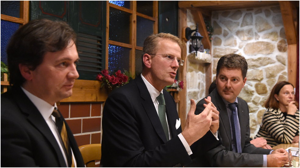 CDU-Kreisvorsitzender Andreas Schwab (rechts) freute sich über den Besuch von IHK-Vizepräsident Hanns-Peter Knaebel (Mitte) und IHK-Hauptgeschäftsführer Thomas Albiez (links). Foto: CDU CDU-Kreisvorsitzender Andreas Schwab (rechts) freute sich über den Besuch von IHK-Vizepräsident Hanns-Peter Knaebel (Mitte) und IHK-Hauptgeschäftsführer Thomas Albiez (links). Foto: CDU